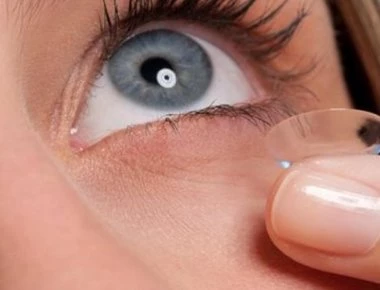 Φακοί επαφής: Πότε κινδυνεύετε με βακτήρια στο μάτι - Τι συνιστούν οι ειδικοί